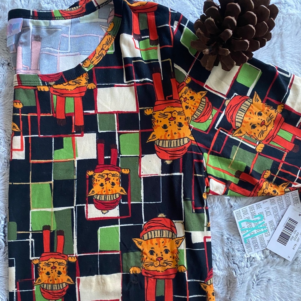 LulaRoe 2x Gigi Holiday Cat print tee